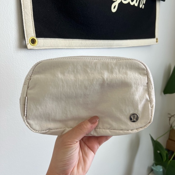 Lululemon Everywhere Belt Bag - Picture 4 of 5